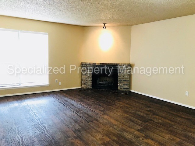 Foto del edificio - 2411 Windy Pine Ln