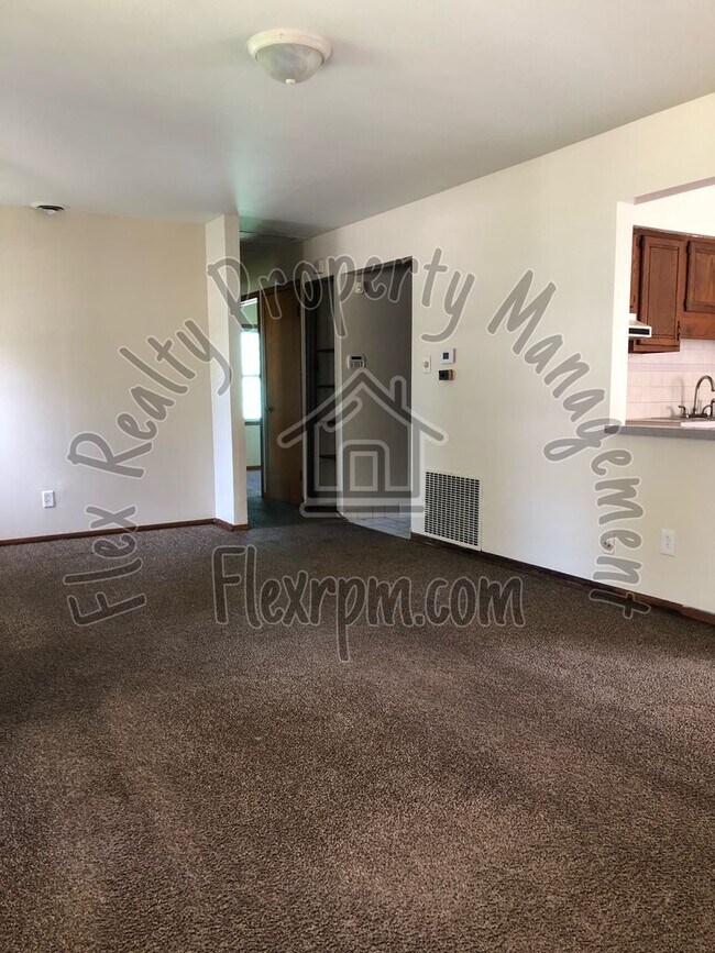 Building Photo - 3 Bedroom home in East Toledo
