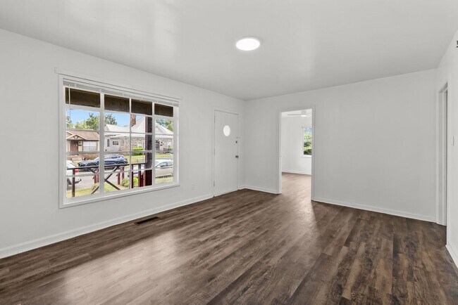 Building Photo - Beautiful 3 Bedroom 2 Bathroom