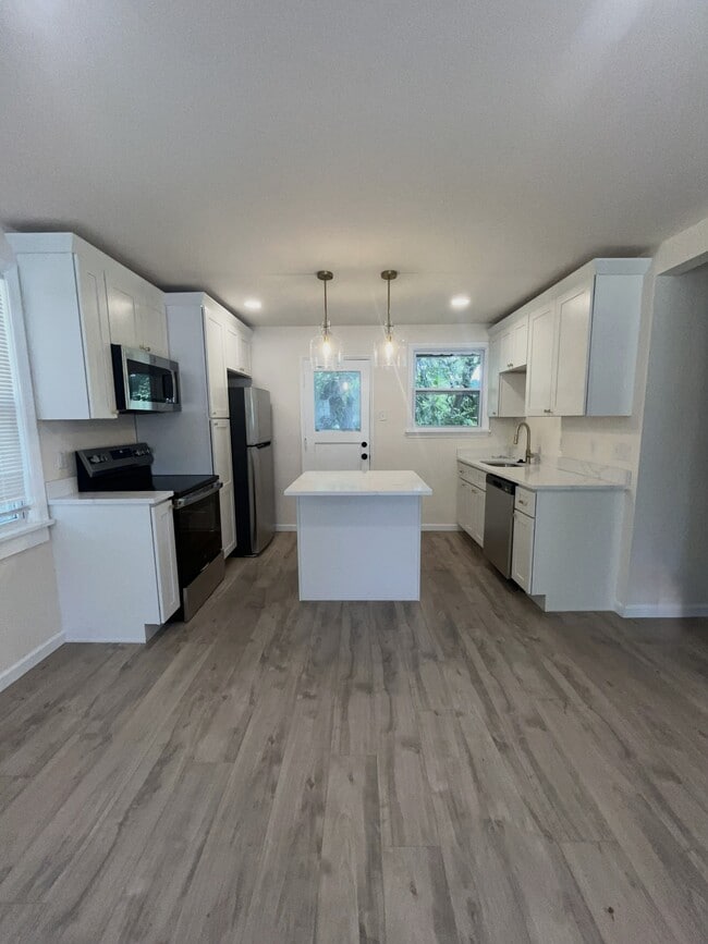 Full Kitchen View - 1200 Yale Ave