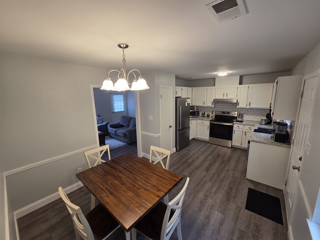 Building Photo - 128 Bluegrass Dr