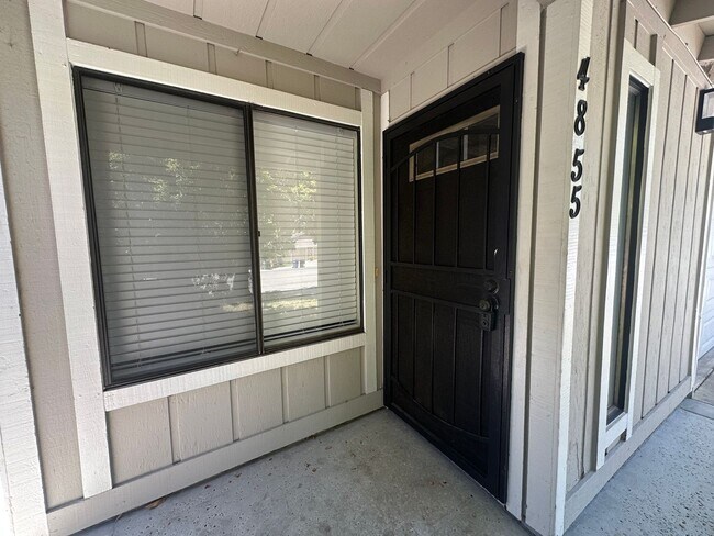 Foto del edificio - 2 Bedroom 2 Bathroom Updated Duplex with Y...