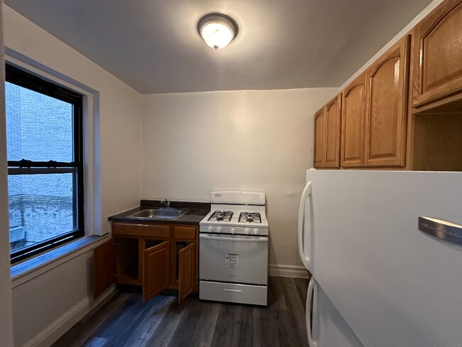 Building Photo - 3063 Buhre Ave