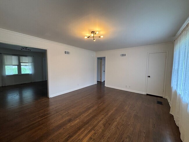 Foto del edificio - Adorable 3 bed, 1 bath, 1 car midtown bung...
