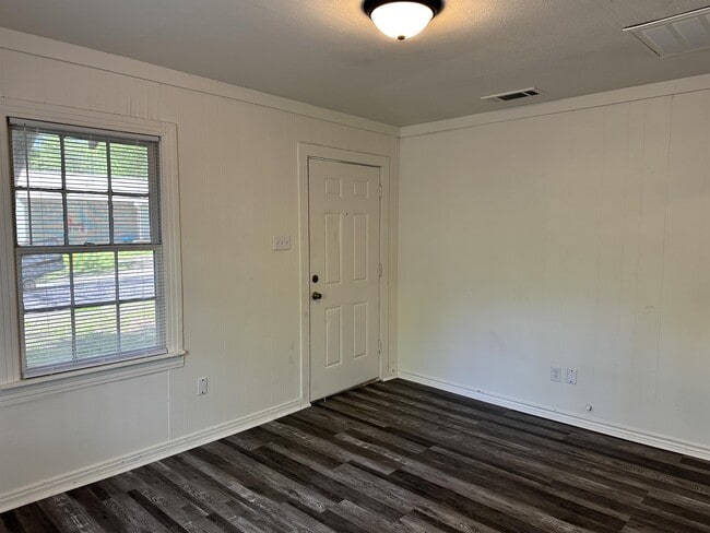 Building Photo - 834 Brinker St