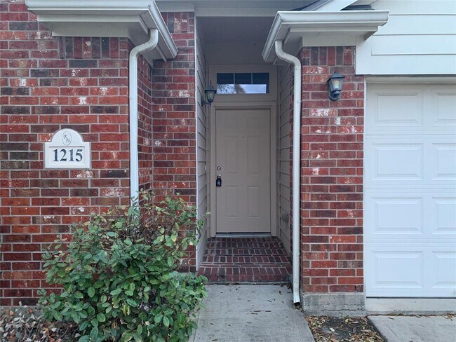 Building Photo - 1215 Colonial Manor Dr