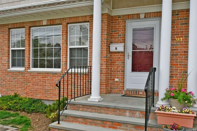 Building Photo - 21 Marwood Rd S