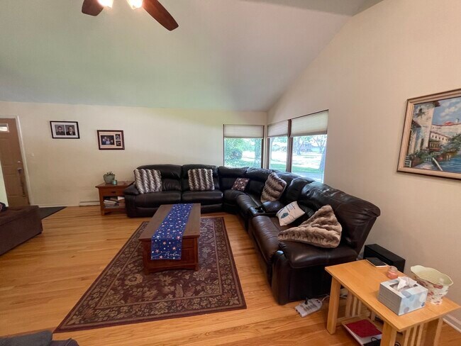 Foto del edificio - 220 Elmwood Dr