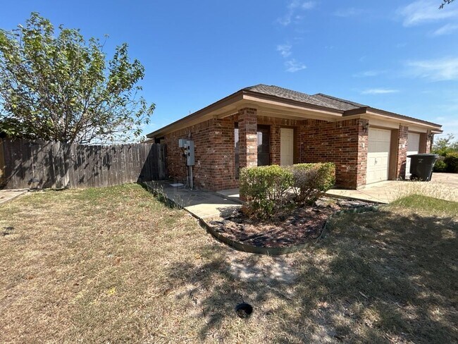 Building Photo - 1107 Cinch Dr