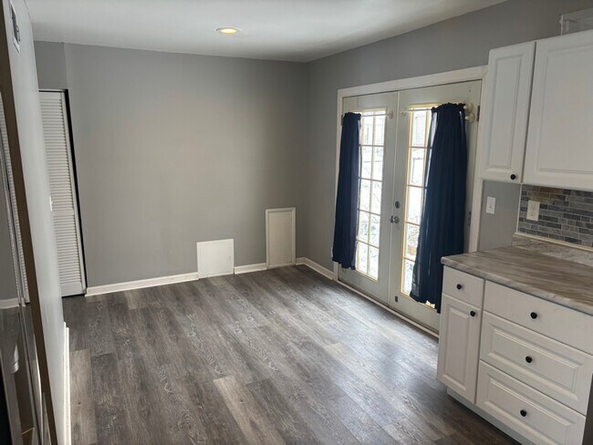 Building Photo - 1931 Morris Ave NE