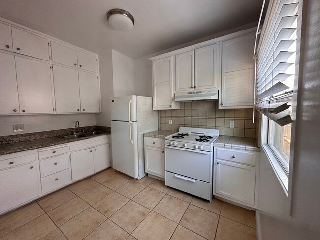 Building Photo - 1414 N Hobart Blvd