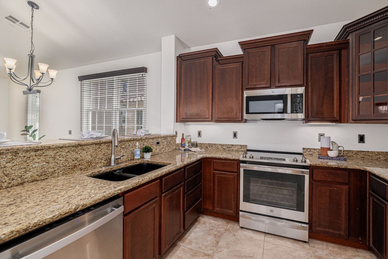 Newly updated townhouse with 2 car garage! - Newly updated townhouse with 2 car garage!