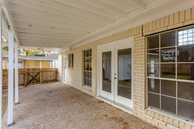 Building Photo - 1703 Plantation Dr