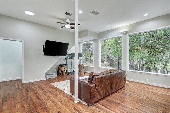 Foto del edificio - 8804 Mountain Ridge Dr