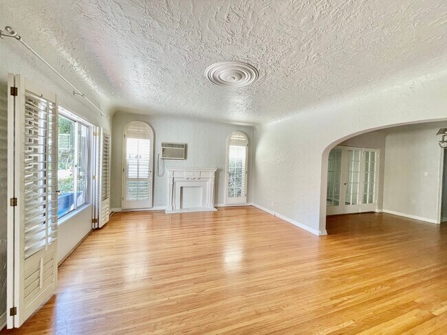 Building Photo - 227 N Swall Dr