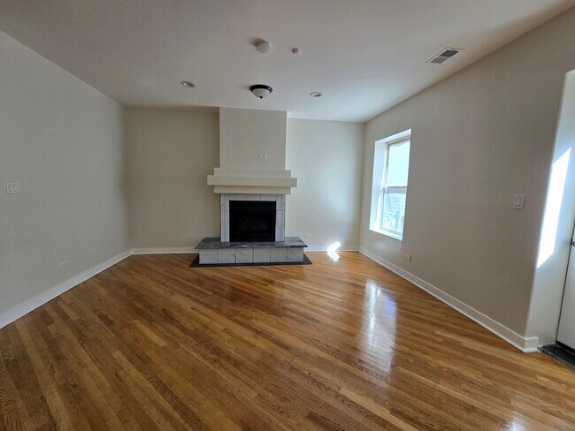 Building Photo - 5324 S King Dr