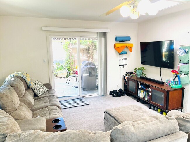 Foto del edificio - Updated 3 Bed / 2 Bath in Sabre Springs!!