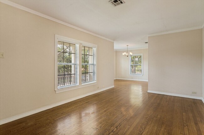 Foto del edificio - 313 Lilac Ln