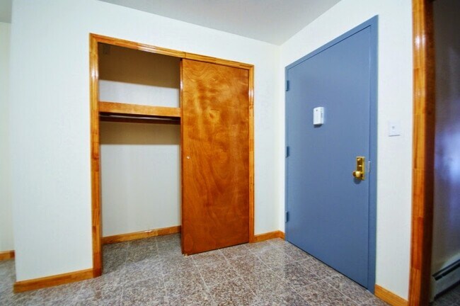 puerta/armario - 451 51st St