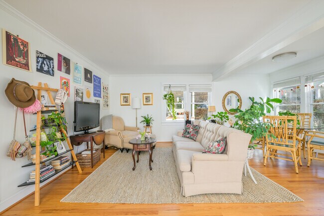 Foto del edificio - 306 Horace Mann Ave