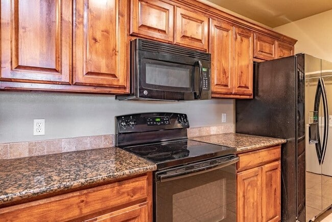 Building Photo - Great 3 Bed 3 Full Bath in North Point area