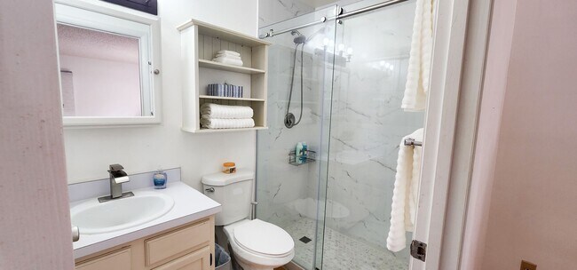 Foto del edificio - Coming Soon! Beautifully furnished 1 bedroom 1.5 bath condo