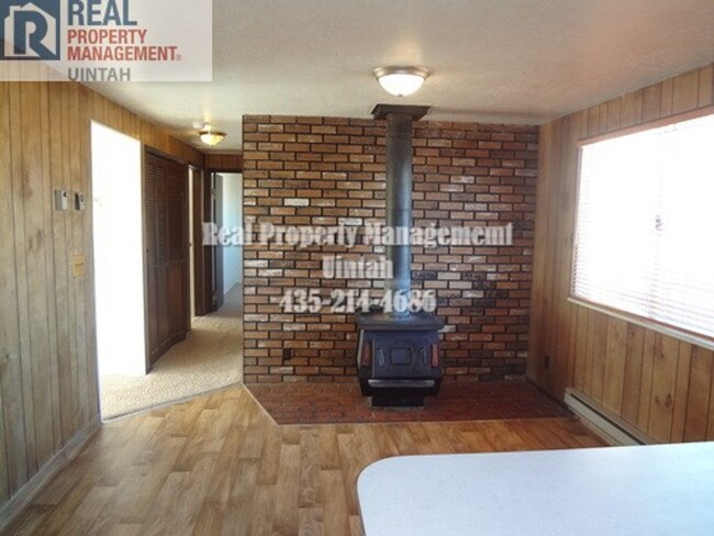 Building Photo - Great 4 Bedroom, 2 Bath Home in Roosevelt!