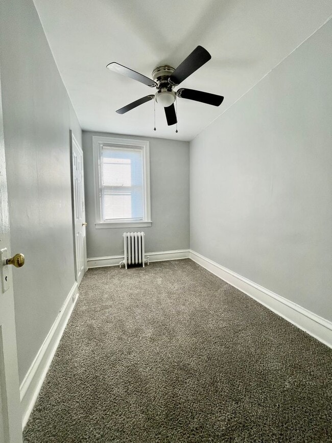 Building Photo - Spacious 3 Bedroom Available Now