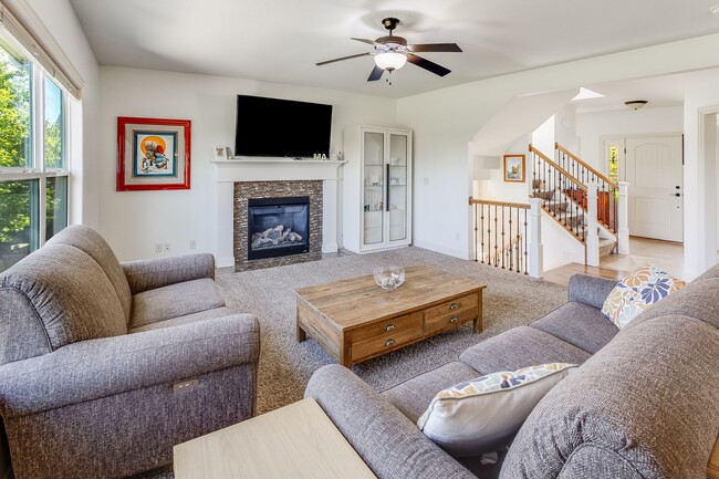 Building Photo - LUXURY 5 BEDROOM HOME AVAILABLE IN MAHOMET