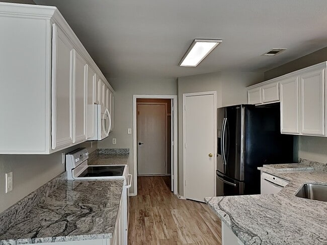 Building Photo - 516 E Oak St