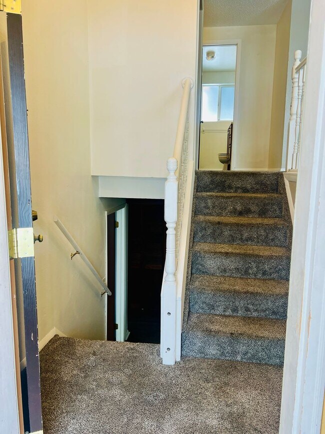 Building Photo - Half of a Duplex Available - 4 Bedroom 2 Bathroom in Lakewood **Move-In Special**