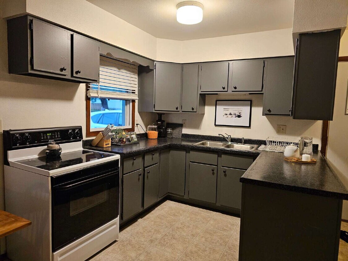Foto principal - Spacious 3-Level Home with Garage & Off-St...