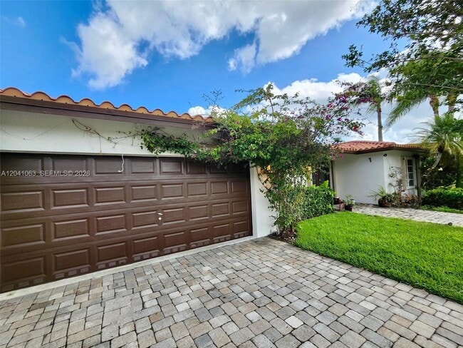 Foto del edificio - 16641 Royal Poinciana Dr