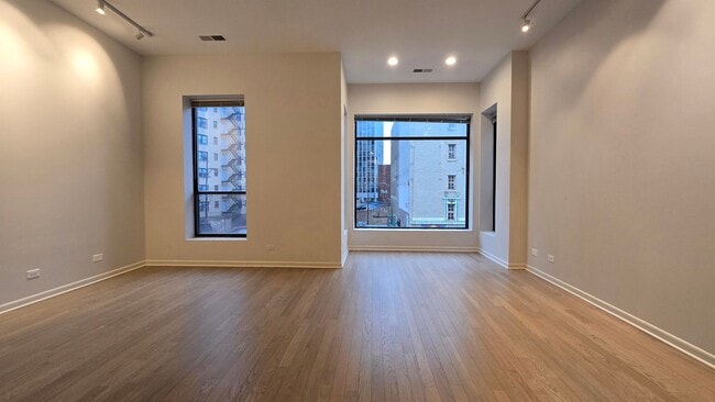 Building Photo - REMODELED 3 Bedroom & 2 Bathroom Apartment in the Heart of Lincoln Park!