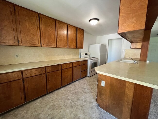 Building Photo - Spacious home on large city lot