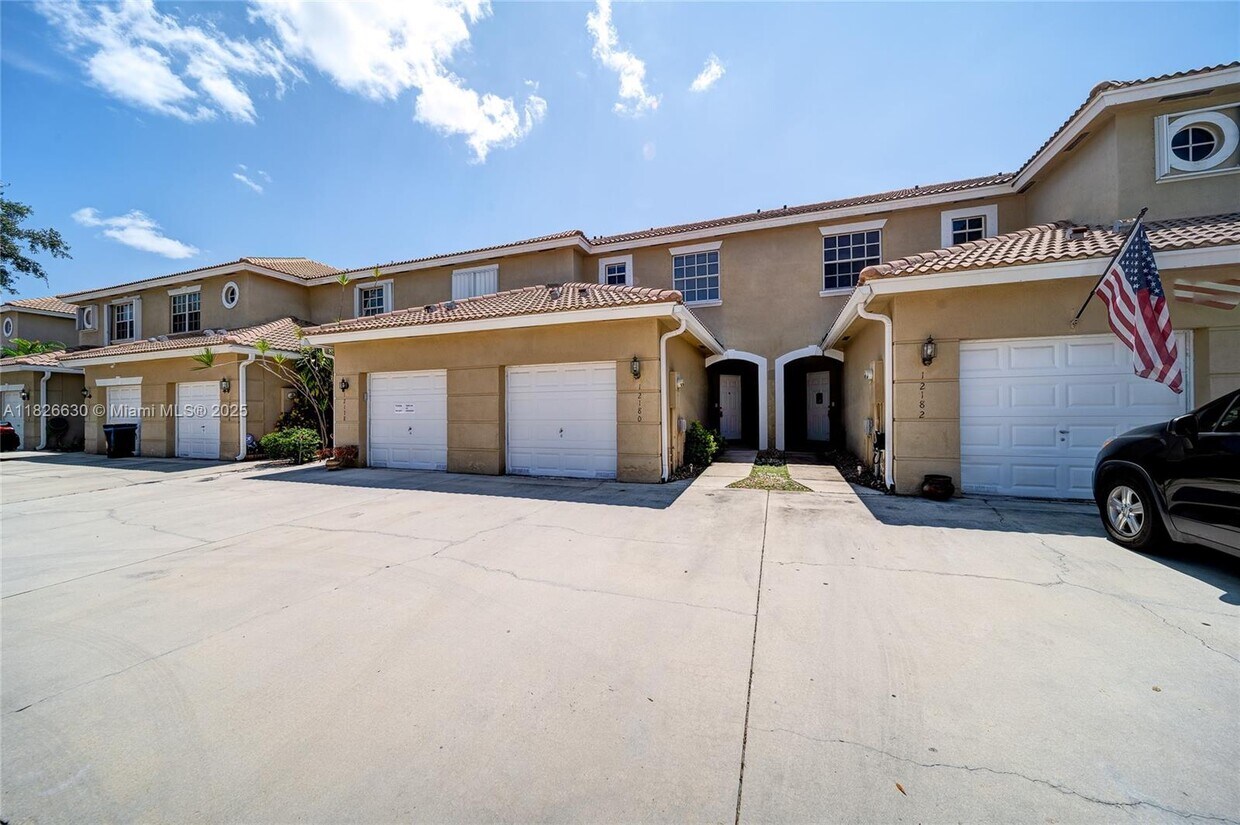 Foto principal - 12180 SW 5th Ct