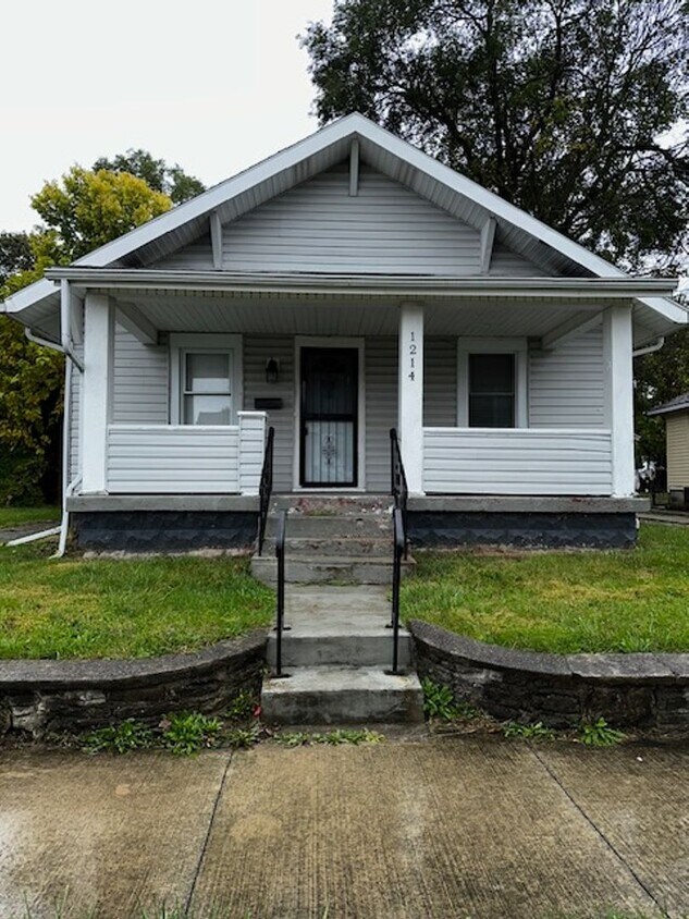 2 bedroom 1 bath available now! House Rental in Muncie, IN