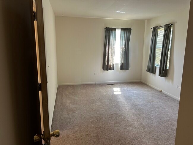Building Photo - 455 N Cambridge Dr