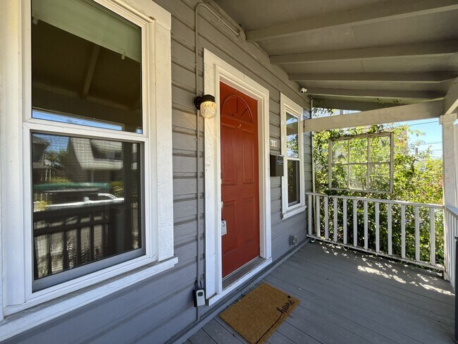 Foto del edificio - Charming Cottage with Hardwood Flooring, Modern Kitchen & Beautiful Outdoor Living Areas
