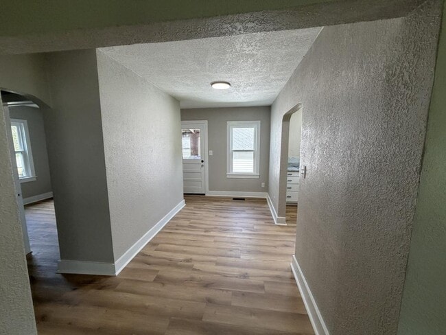 Building Photo - 327 S Brownell Ave