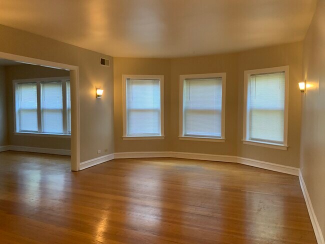 Living room 20x16 - 4304 N Ashland Ave