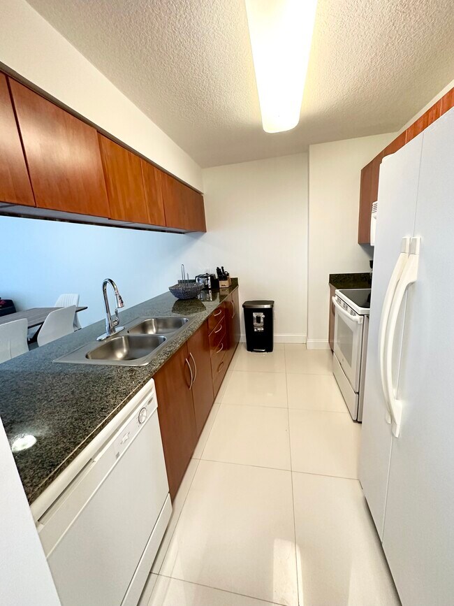 Foto del edificio - 1200 Brickell Bay Dr