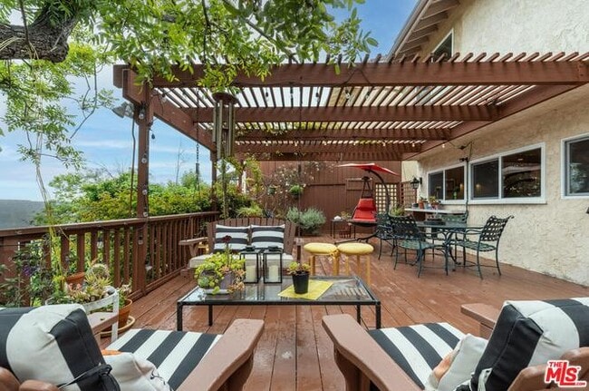 Building Photo - 10136 Hollow Glen Cir