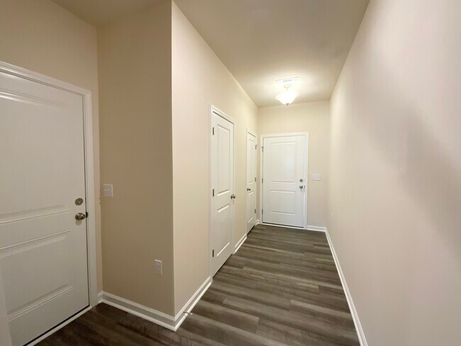 Foto del edificio - 836 Falls Grove Trl