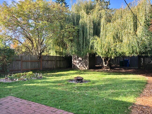 Building Photo - Charming 2BD Cottage in Westwood – Availab...