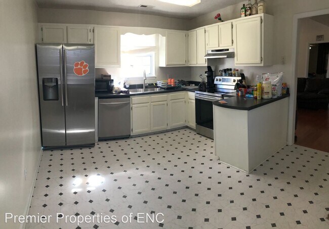 Building Photo - 4 br, 2 bath House - 404 Chaps Court