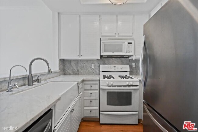 Foto del edificio - 2 br, 1.5 bath Condo - 8505 Gulana Ave Uni...