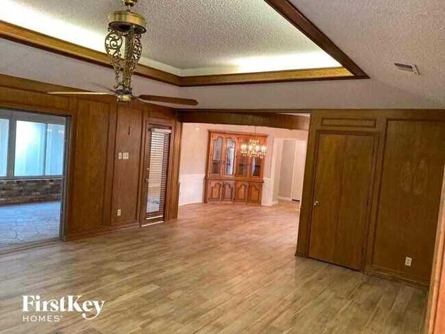 Building Photo - 2117 Pembrooke Pl