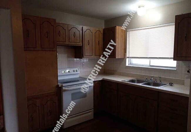 Foto del edificio - 3-Bedroom Home with Basement in Hazelwood ...