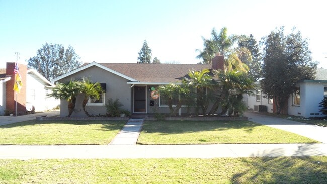 Old Towne Orange, Hardwood floors, Single Story House 3BR 2BA 2 car garage - Old Towne Orange, Hardwood floors, Single Story House 3BR 2BA  2 car garage